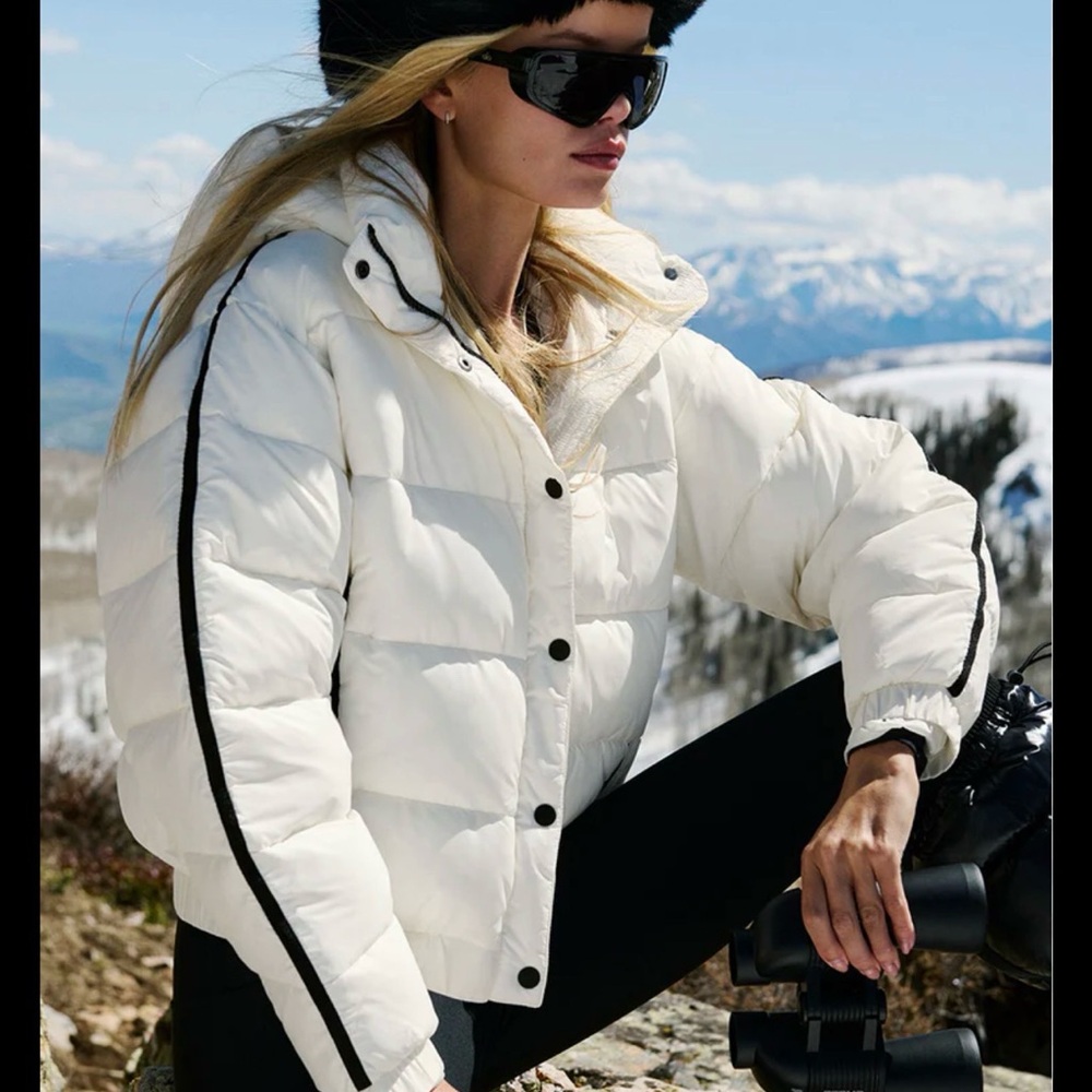 ALO Yoga Aspen White Puffer Jacket with Black Trim Size M